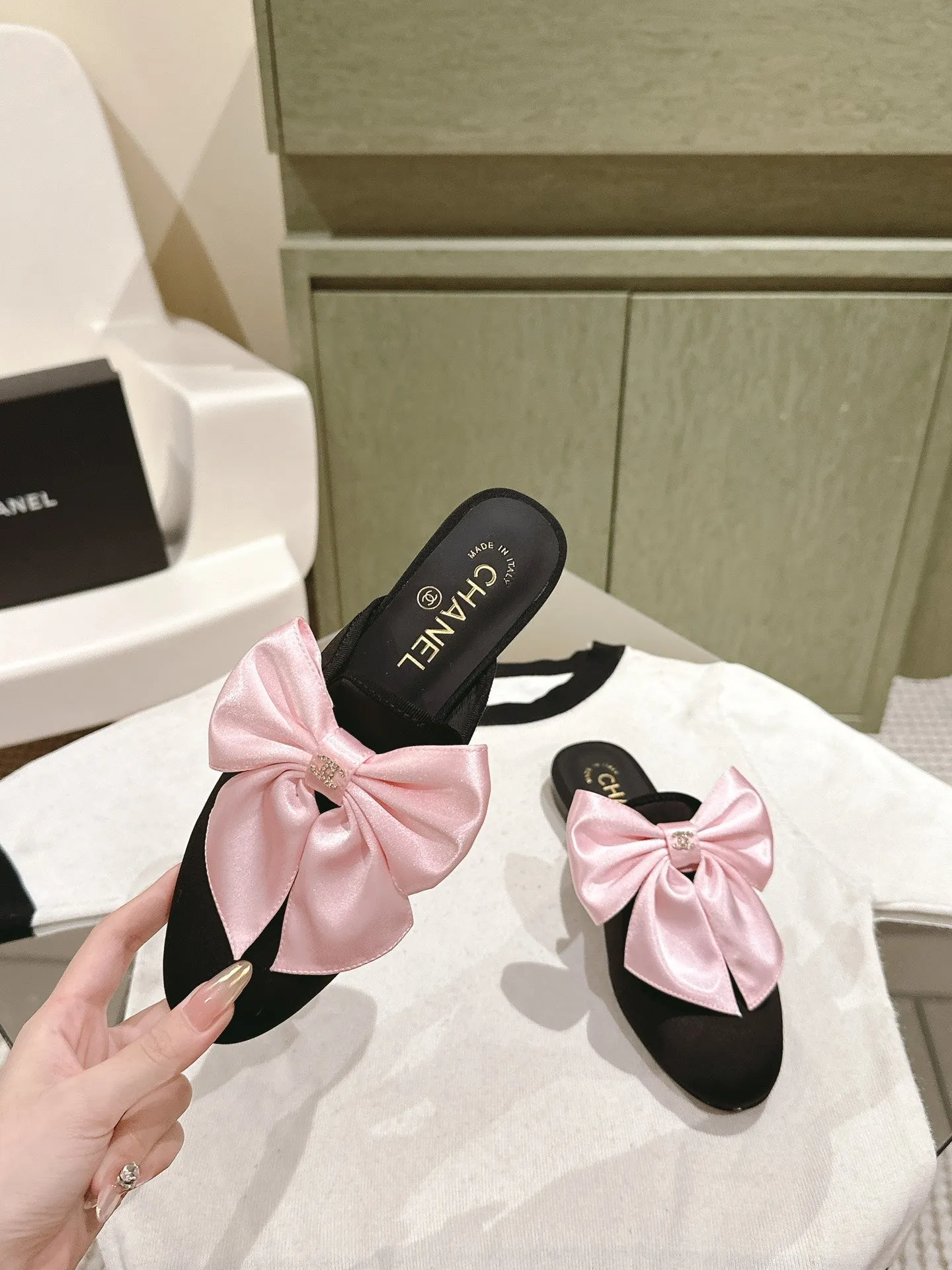 CC MULE WITH SILK LIGHT PINK BOW AND BLACK LAMBSKIN