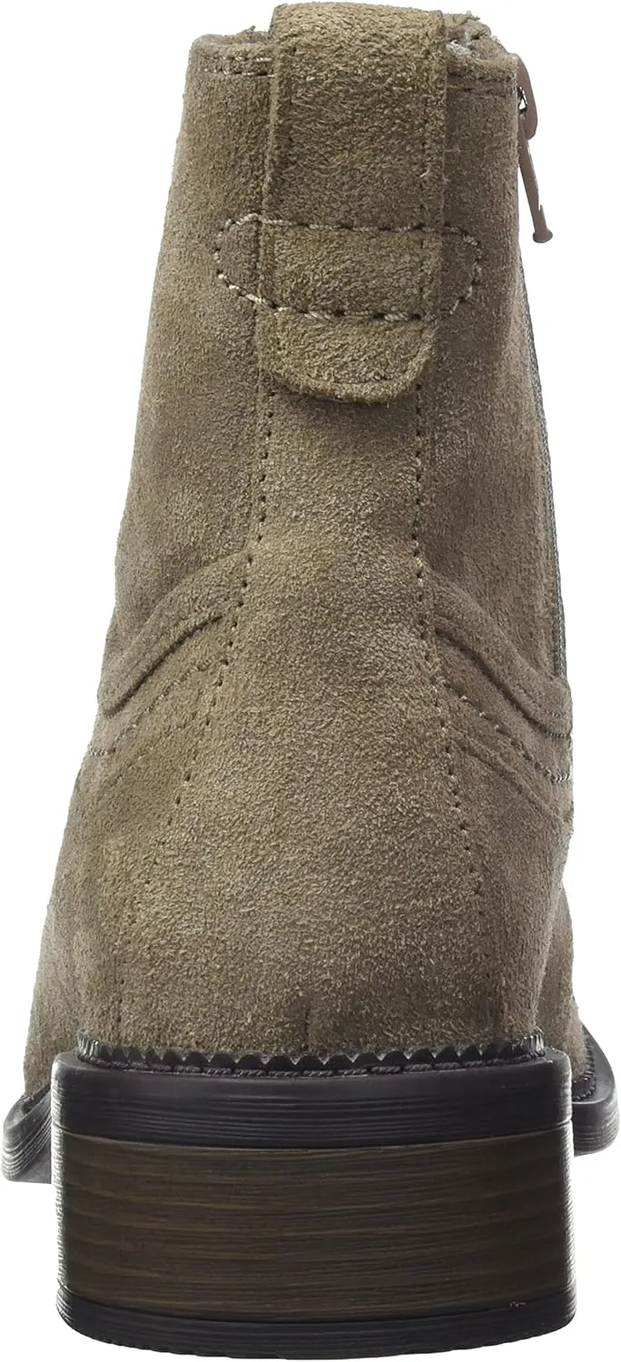 Clarks Women's Classic Boots Fashion