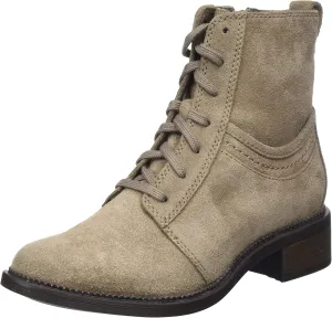 Clarks Women's Classic Boots Fashion