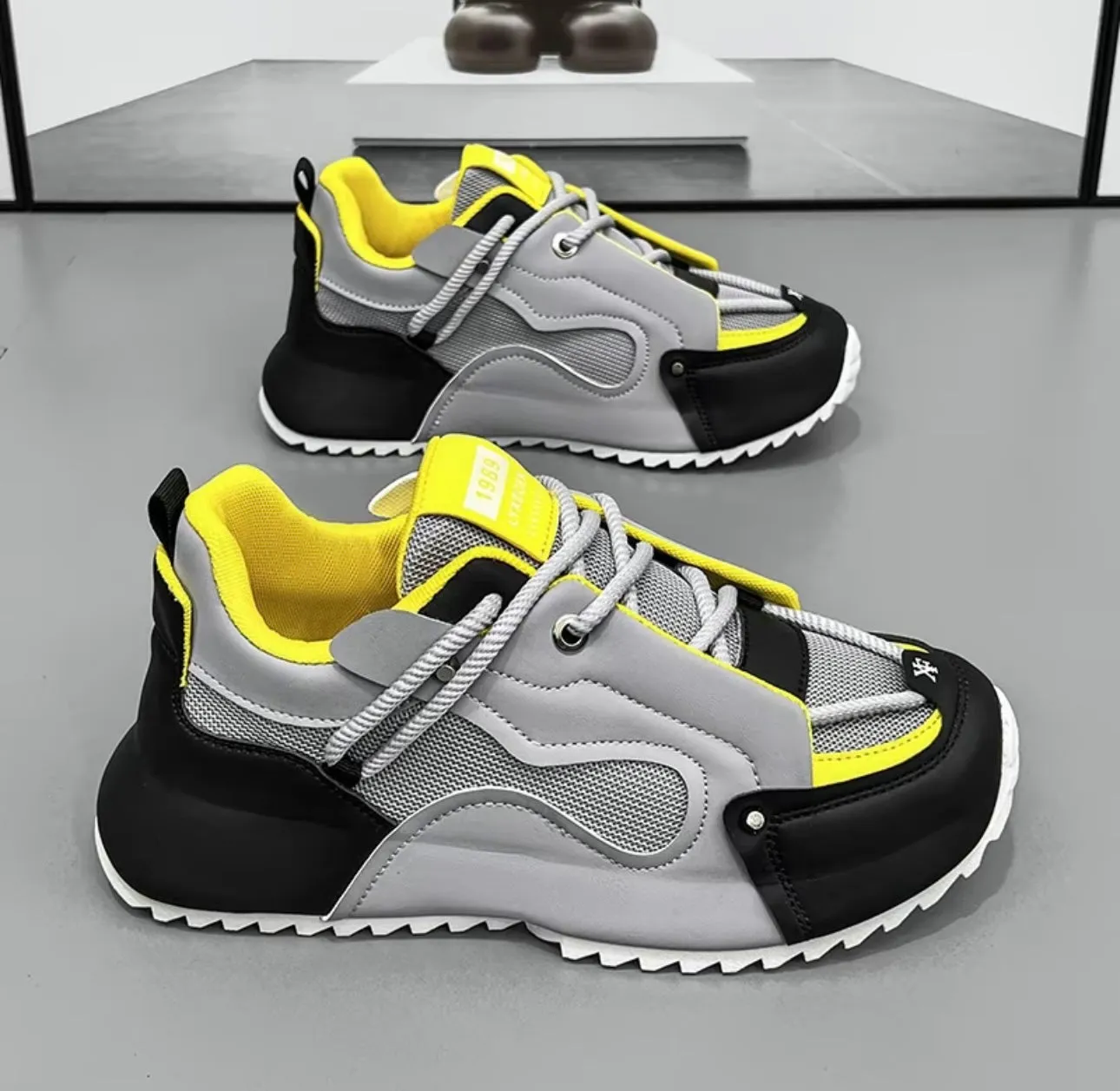 Sporty shoe Men's fashionable skateboarding shoes, casual, breathable, lightweight, comfortable, sports shoes, thick soled, wear-resistant, anti slip, sweat proof, fitness training shoes