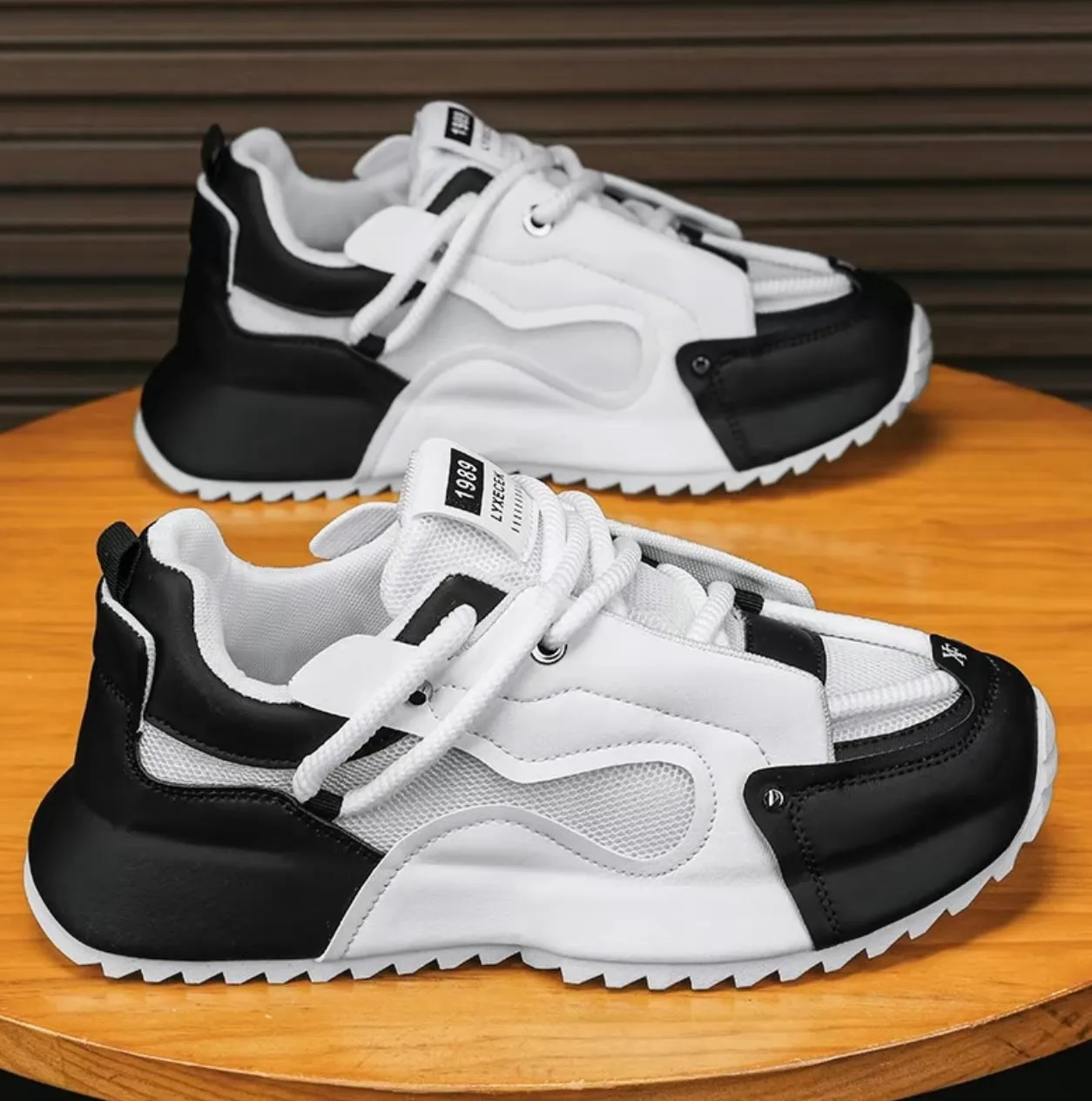 Sporty shoe Men's fashionable skateboarding shoes, casual, breathable, lightweight, comfortable, sports shoes, thick soled, wear-resistant, anti slip, sweat proof, fitness training shoes
